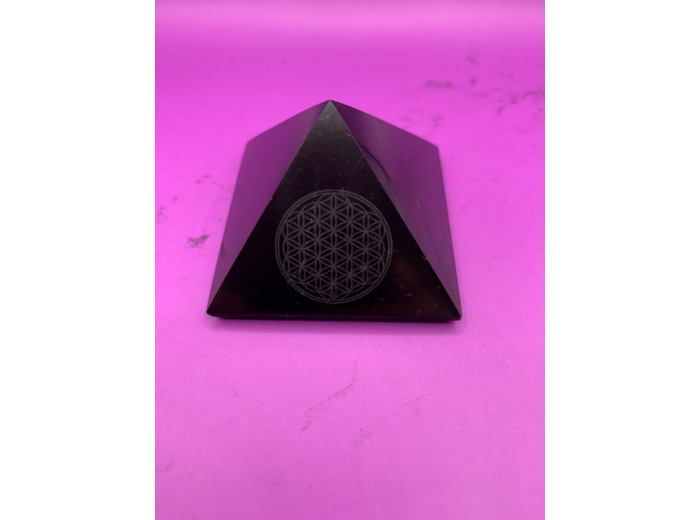 Pyramide shungite 5cm avec fleur de vie