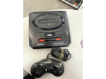 Console Sega Megadrive 2 avec une manette