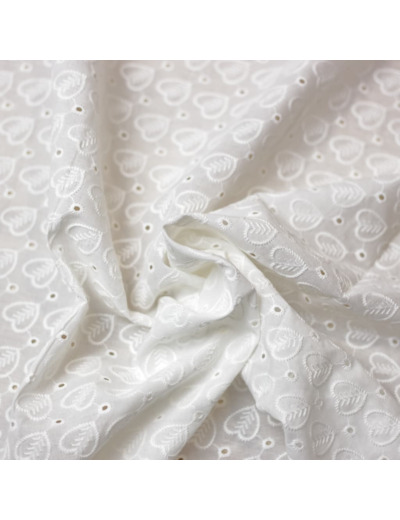 Sélection Coup de Coudre - Tissu Broderie Anglaise Ajouré à Motif Coeurs et Bords Festonnés
