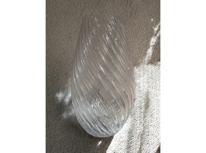 Vase transparent strillé
