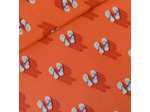 See You at Six - Tissu Popeline de Coton Imprimé "Flip Flops" sur le Fond Rouge Puffin Bill