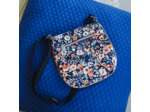 See You at Six - Tissu Toile de Coton Gabardine Imprimé "Flower Joy" sur le fond Bleu Océana