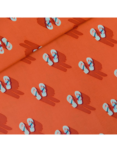 See You at Six - Tissu Popeline de Coton Imprimé "Flip Flops" sur le Fond Rouge Puffin Bill