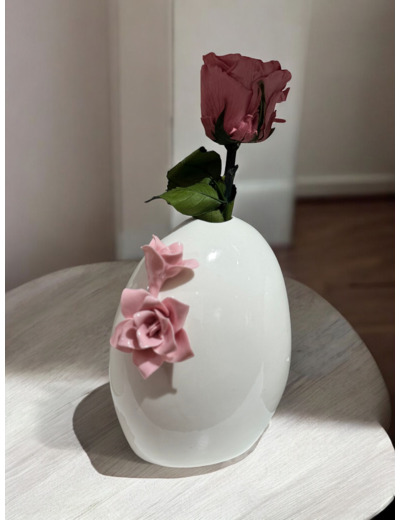 Vase oeuf avec sa rose éternelle