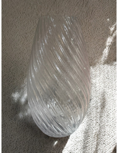 Vase transparent strillé